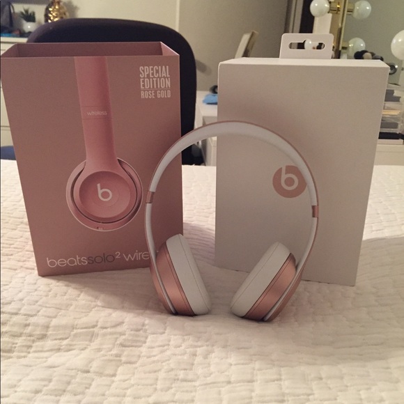Beats solo 2 wireless head phones- rose gold - Picture 1 of 2